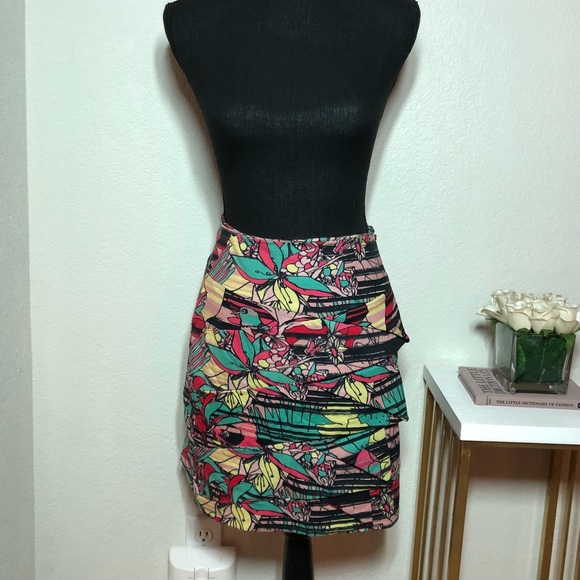 Tredy Skirt - Picture 2 of 8